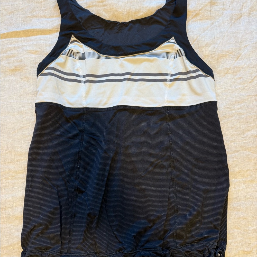 Lululemon TAME ME Yoga Top ~ Barely Worn